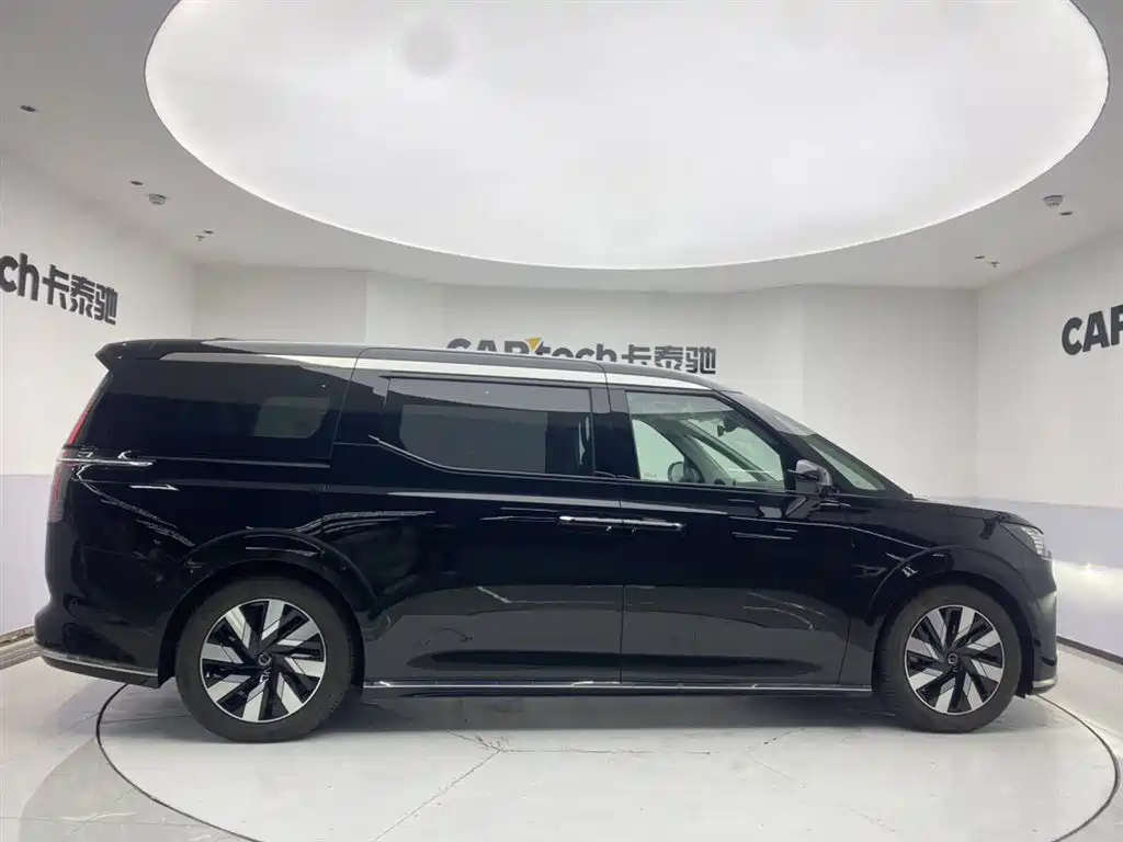 Volvo EM90 2025 Ultra мест