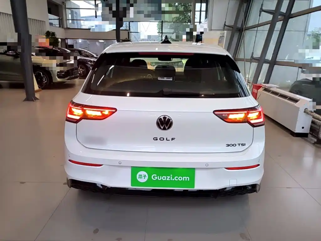 Volkswagen Golf 2025 300TSI R-Line