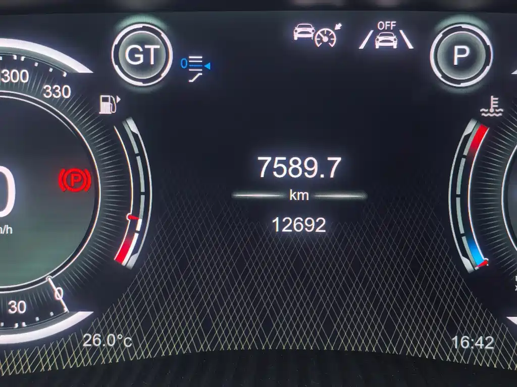Aston Martin DBX — миниатюра 5