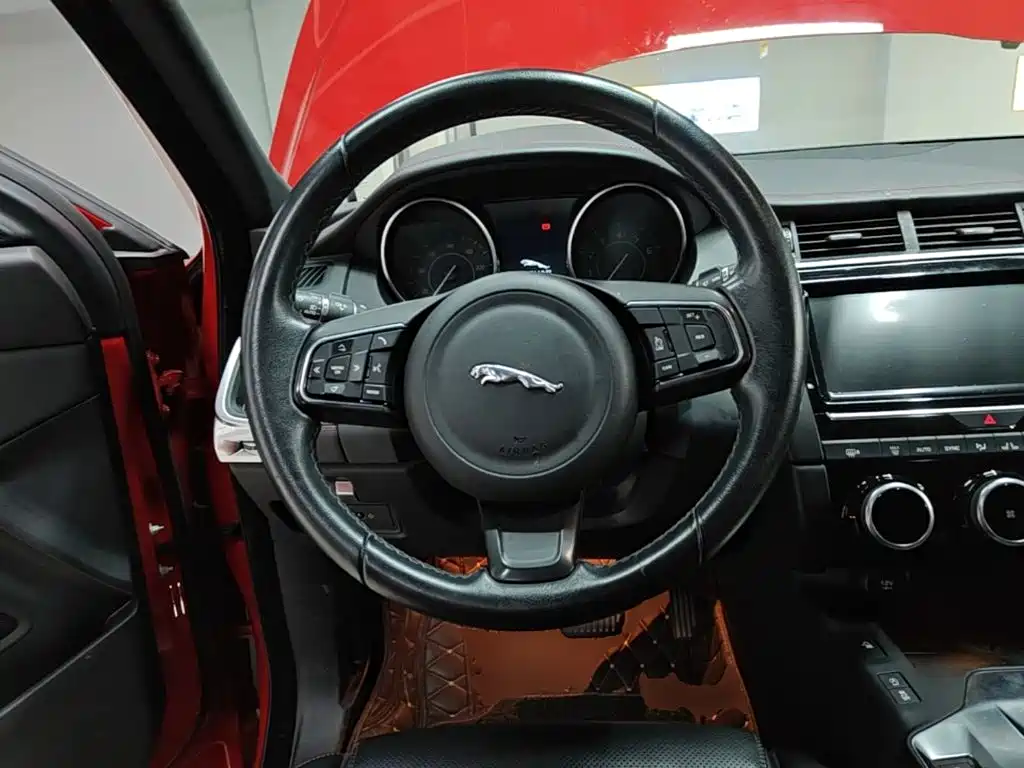 Jaguar E-PACE — миниатюра 11