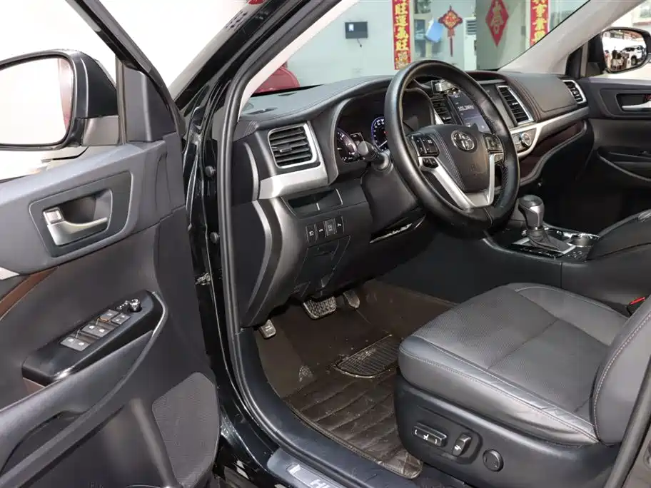 Toyota Highlander 2021 2.0T Luxury 7 мест