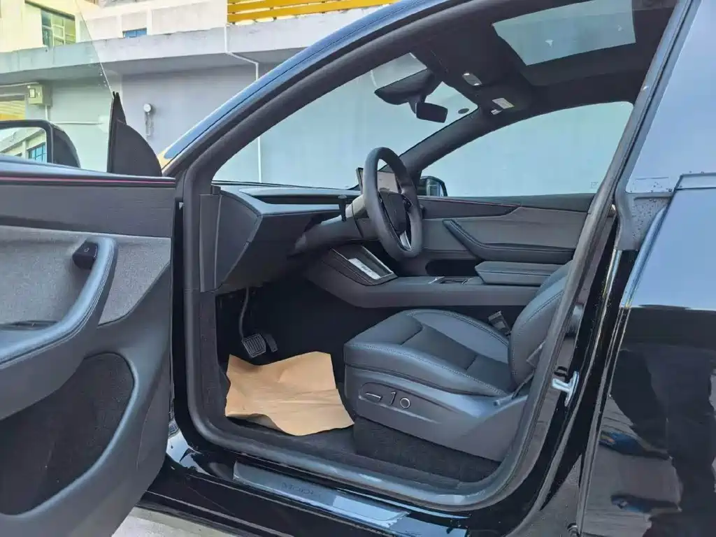 Tesla Model Y — миниатюра 4