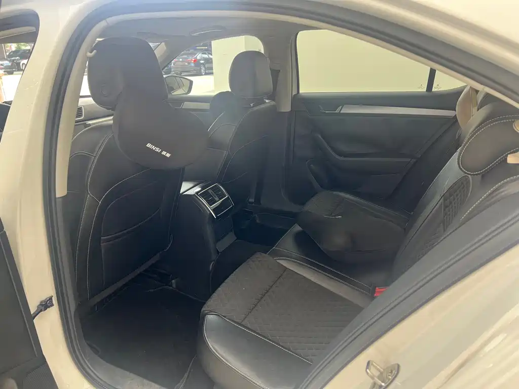 Skoda Superb — миниатюра 5