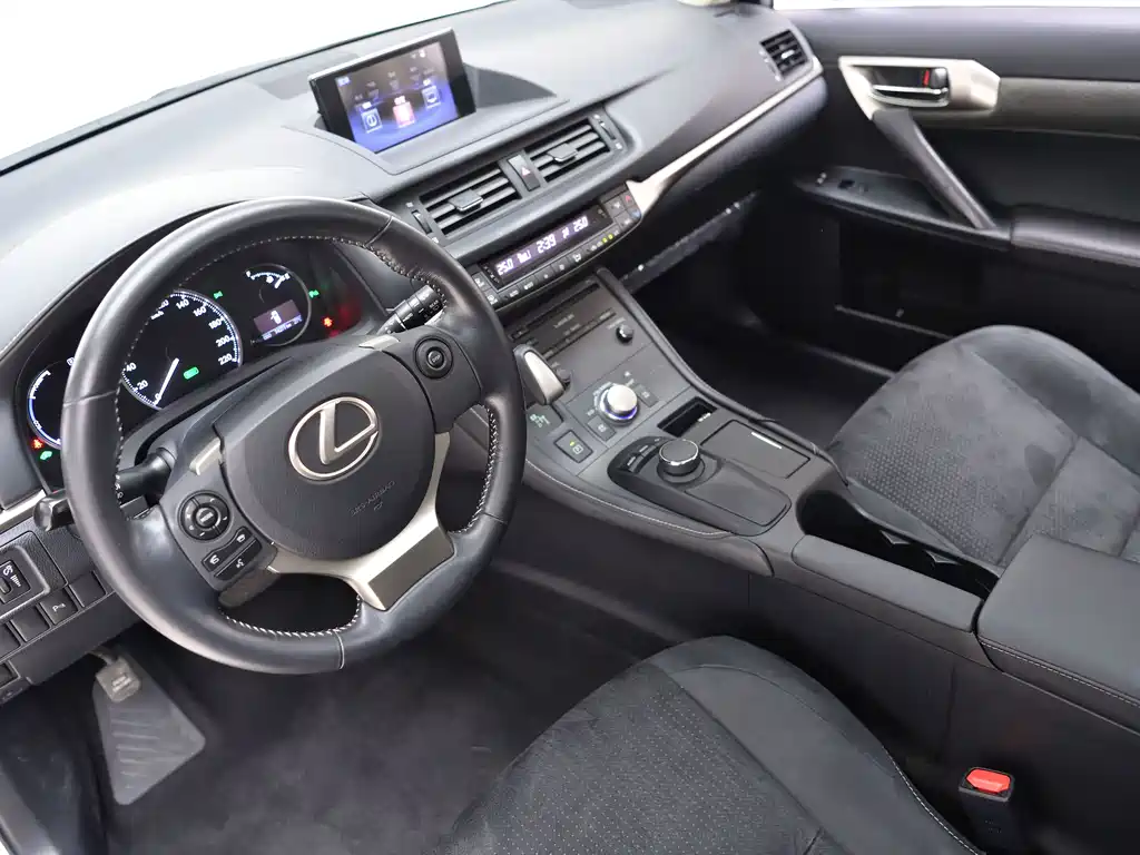 Lexus CT — миниатюра 16