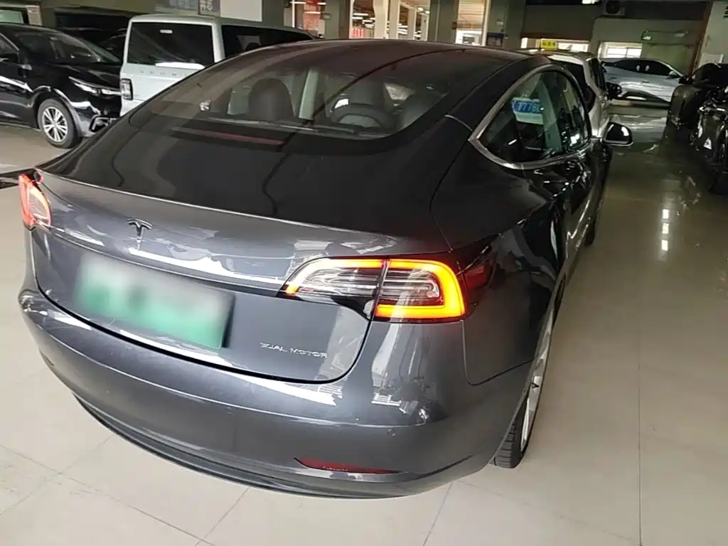 Tesla Model 3 — миниатюра 7