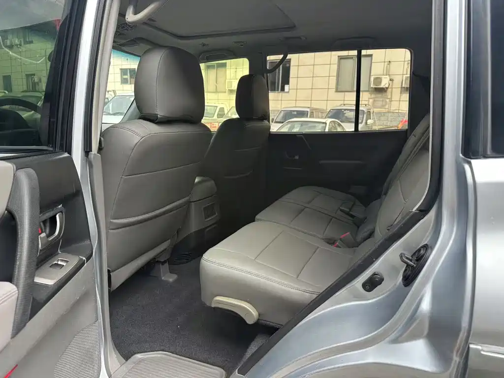 Mitsubishi Pajero — миниатюра 5