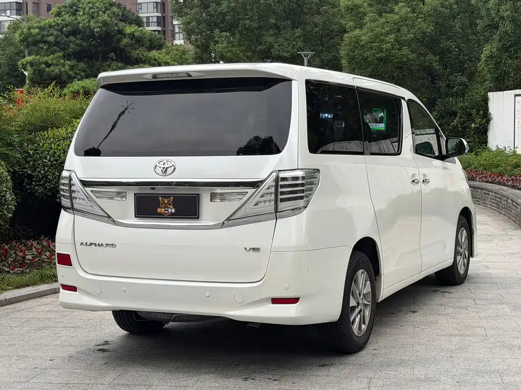 Toyota Alphard — миниатюра 6
