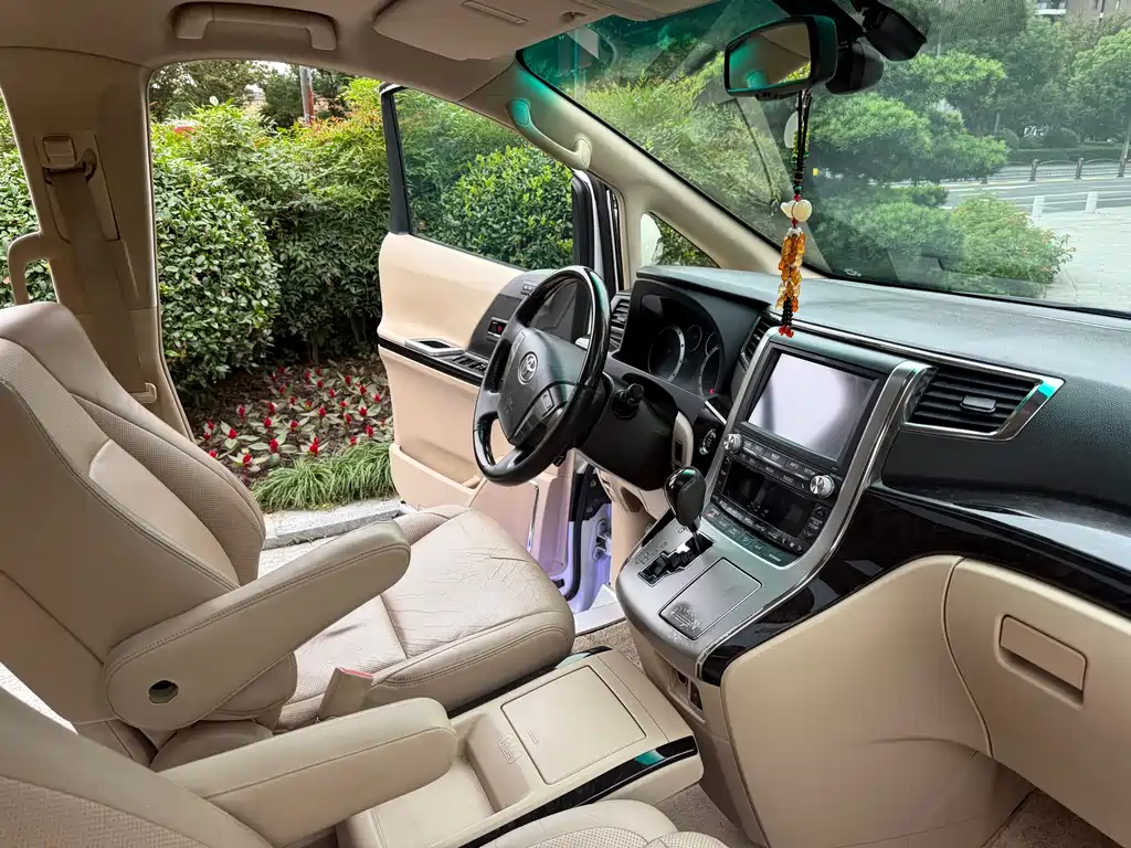 Toyota Alphard — миниатюра 11