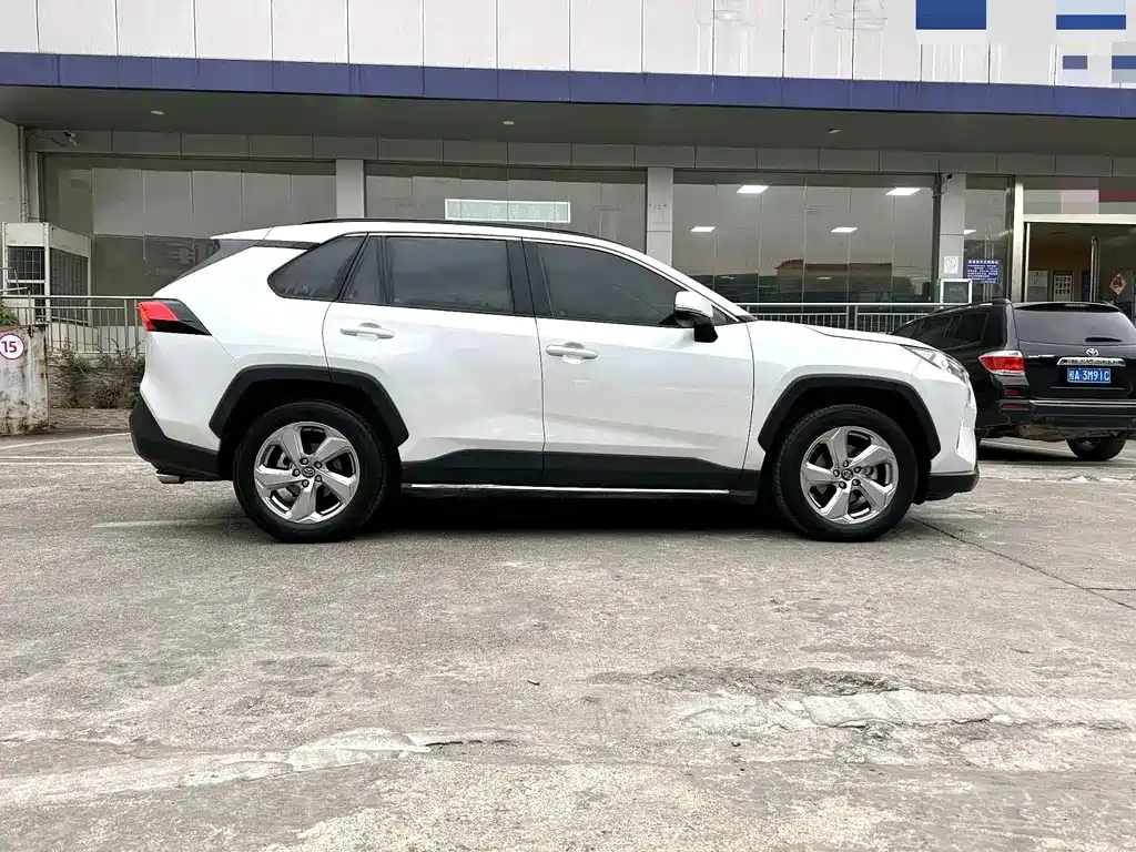 Toyota RAV4 — миниатюра 8