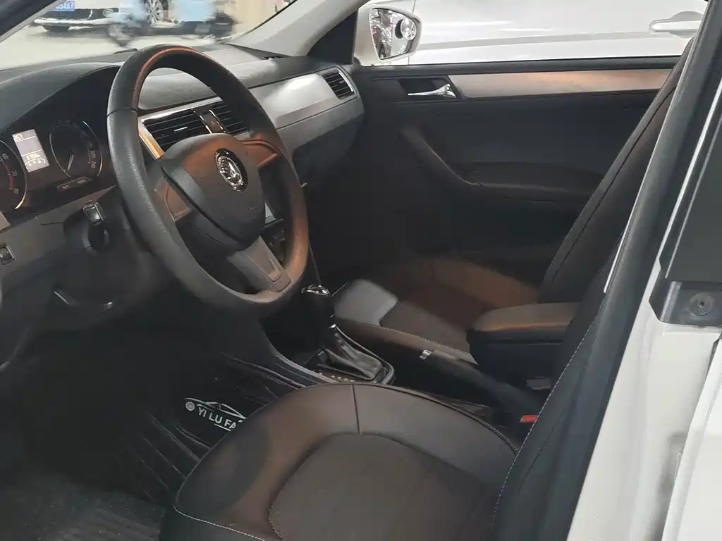 Skoda Rapid Spaceback — миниатюра 5