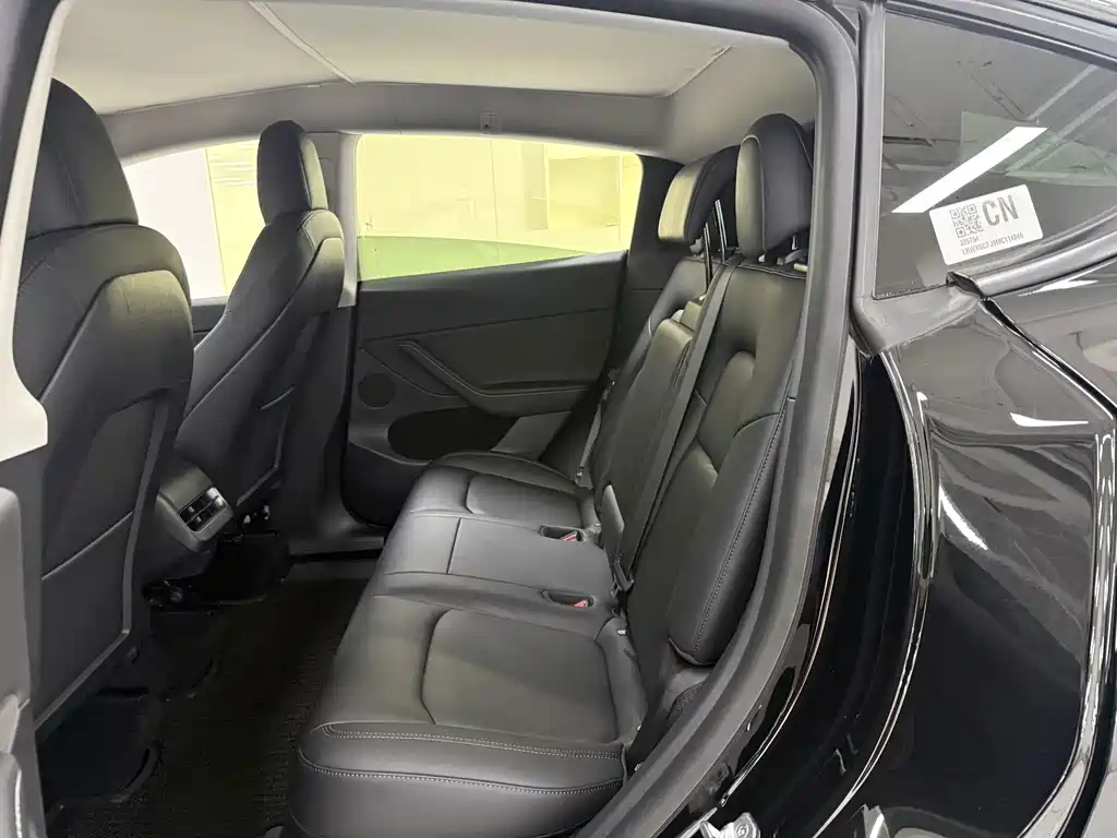 Tesla Model Y — миниатюра 15
