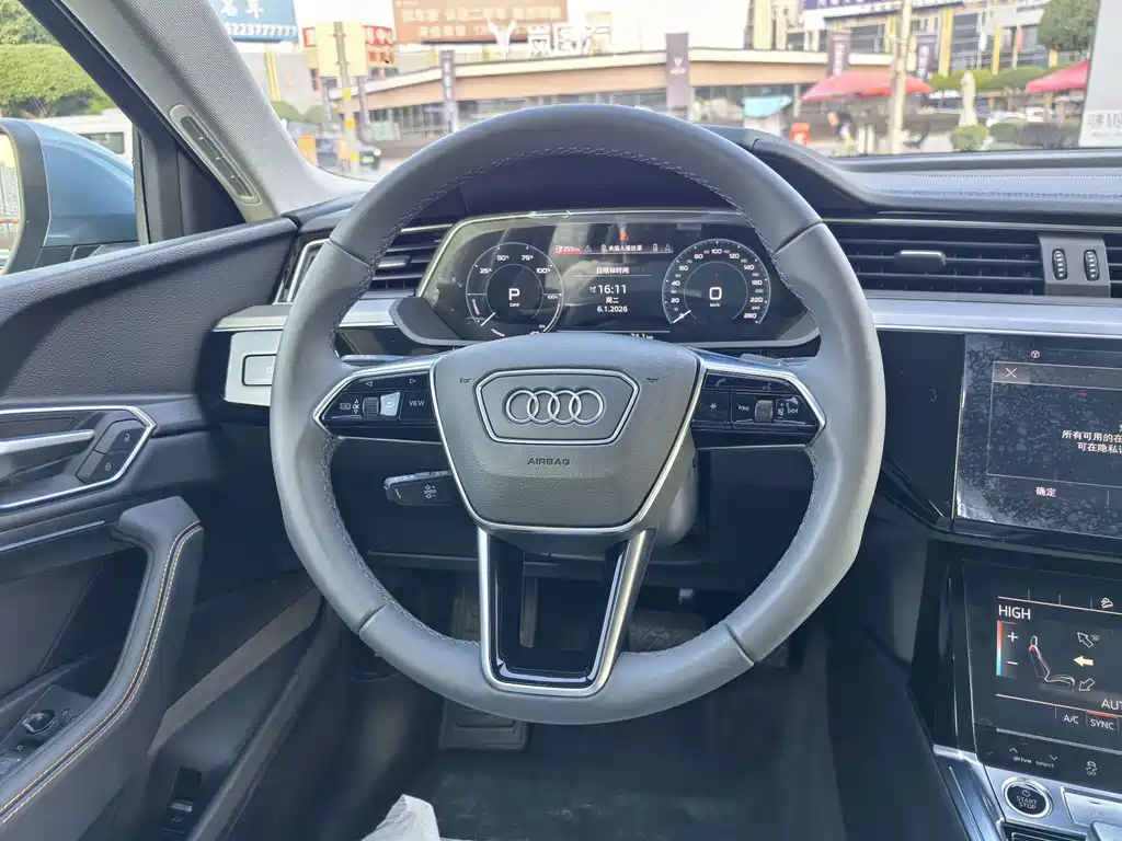 AUDI E TRON