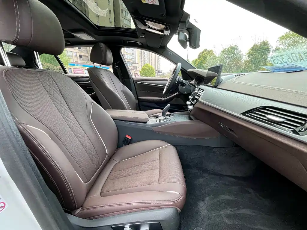BMW 5 Series — миниатюра 13