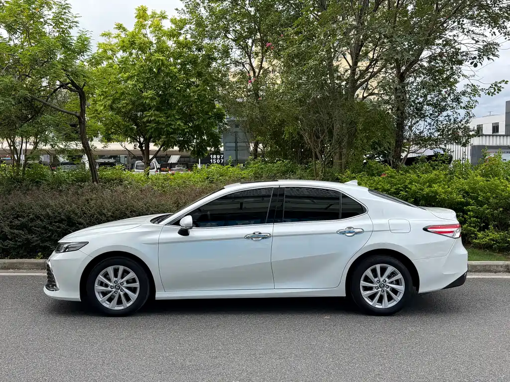 Toyota Camry — миниатюра 3