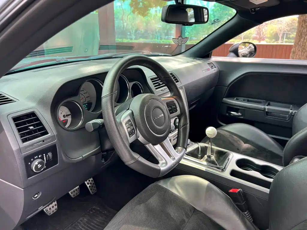 Dodge Challenger 2011 6.4L MT