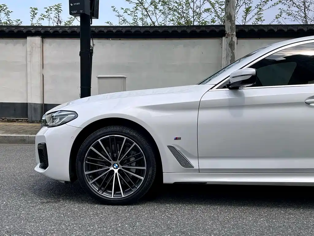 BMW 5 Series — миниатюра 7