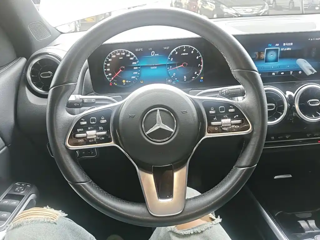 Mercedes-Benz GLB — миниатюра 11