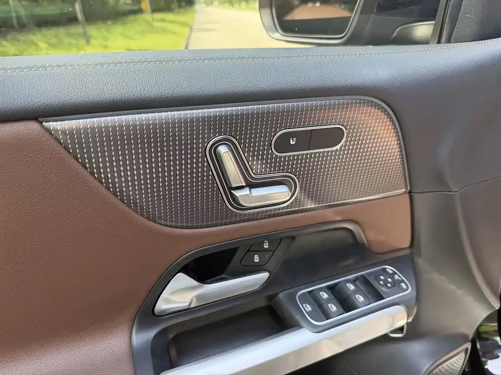 Mercedes-Benz GLB — миниатюра 18