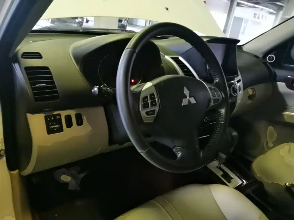 Mitsubishi Pajero Sport — миниатюра 10