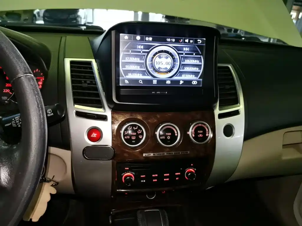 Mitsubishi Pajero Sport — миниатюра 13