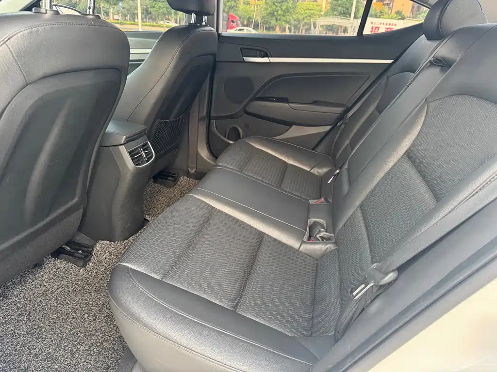Hyundai Elantra — миниатюра 11