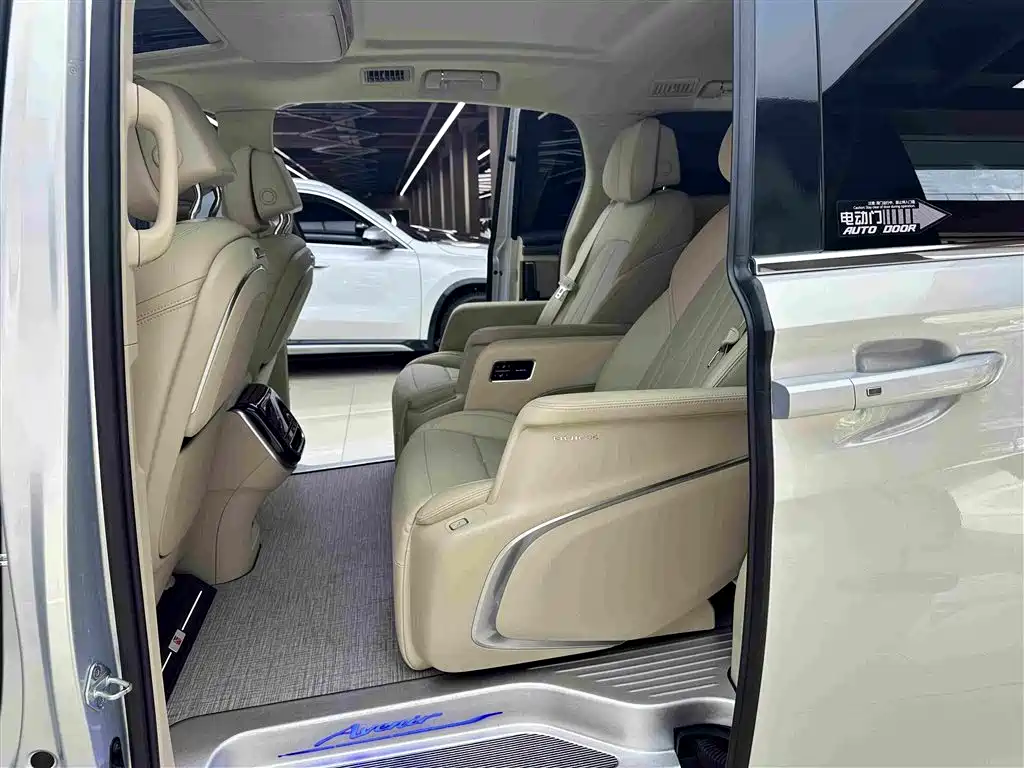 Buick GL8 Hybrid — миниатюра 10