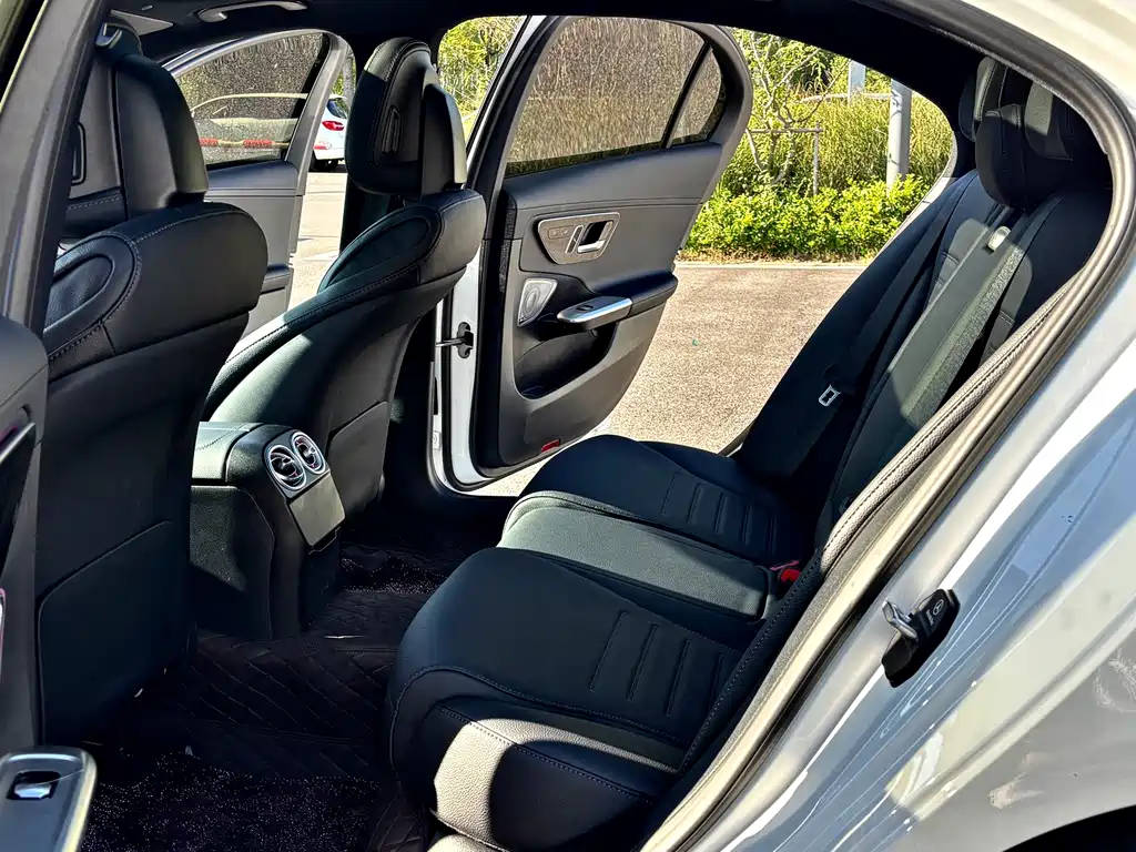 Mercedes-Benz C-Class — миниатюра 11