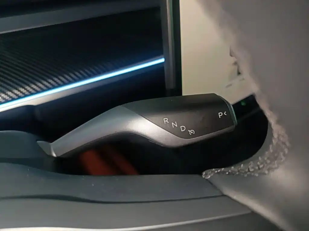 Tesla Model Y — миниатюра 14