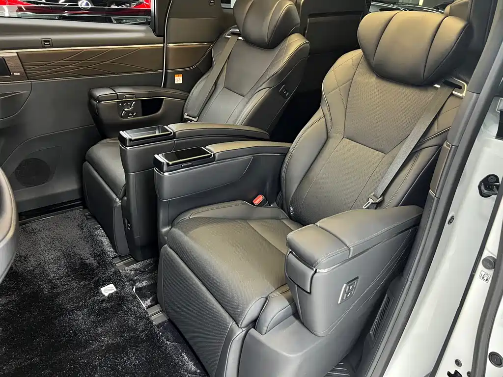 Toyota Alphard — миниатюра 12