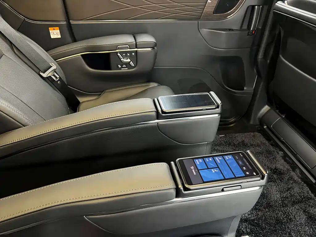 Toyota Alphard — миниатюра 15