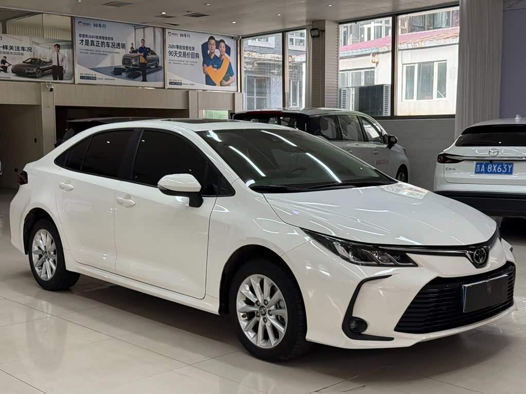 Toyota Corolla 1.2 л 2023 г. Белый, пробег 18000 км