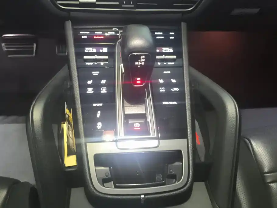 Porsche Cayenne — миниатюра 16