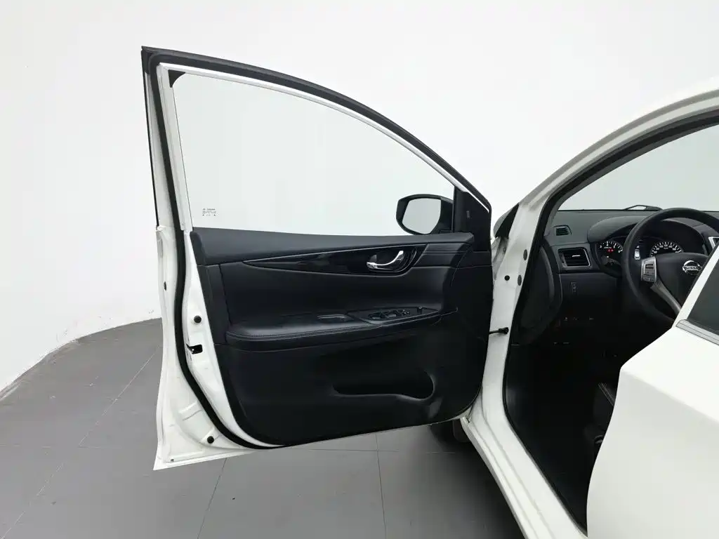 Nissan Tiida — миниатюра 8