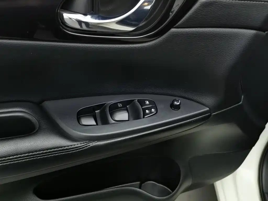 Nissan Tiida — миниатюра 9
