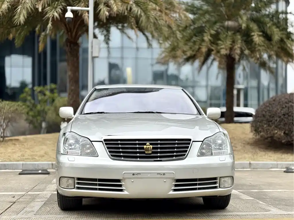 Toyota Crown — миниатюра 2
