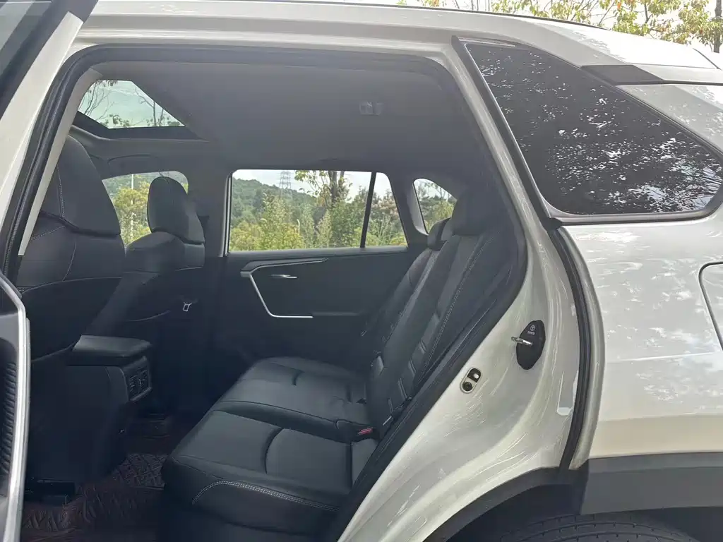 Toyota RAV4 — миниатюра 8