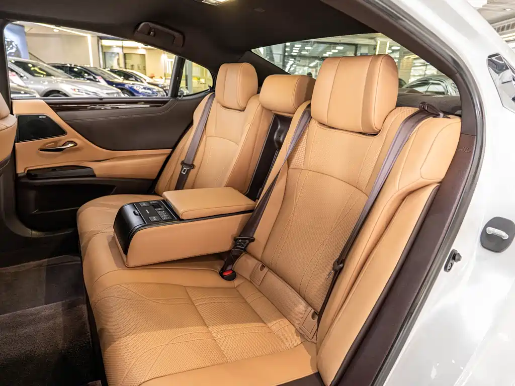 Lexus ES — миниатюра 12