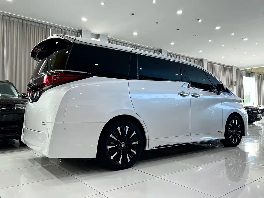 Toyota Alphard — миниатюра 4