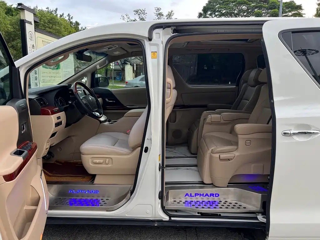 Toyota Alphard — миниатюра 10