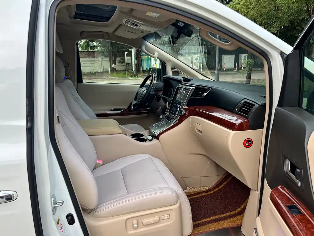 Toyota Alphard — миниатюра 11