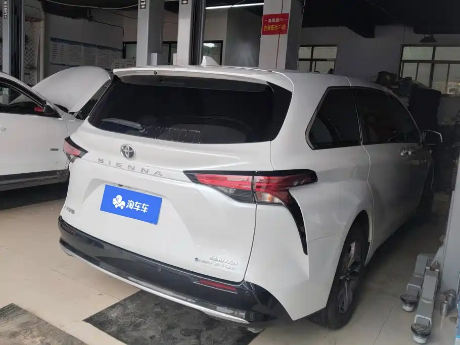 Toyota Sienna — миниатюра 3