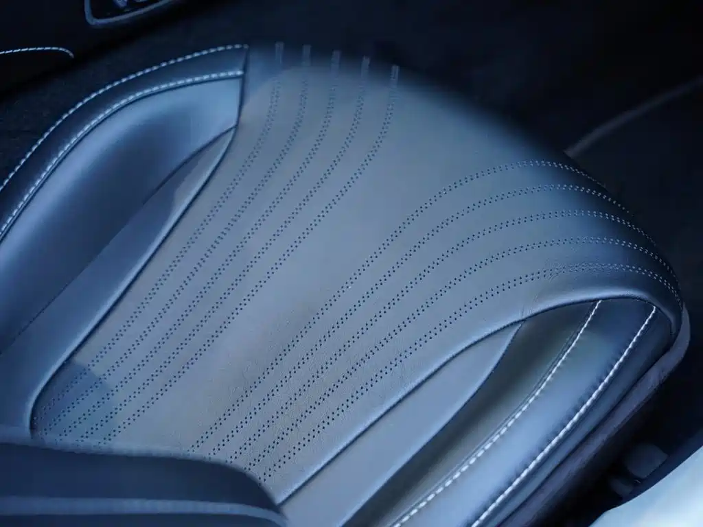 Aston Martin DB11 — миниатюра 34