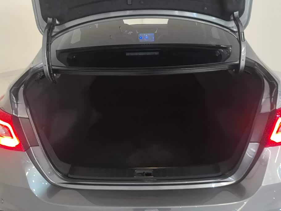 Nissan Sylphy 1.6 л 2022 г. Серебристо-серый, пробег 10300 км