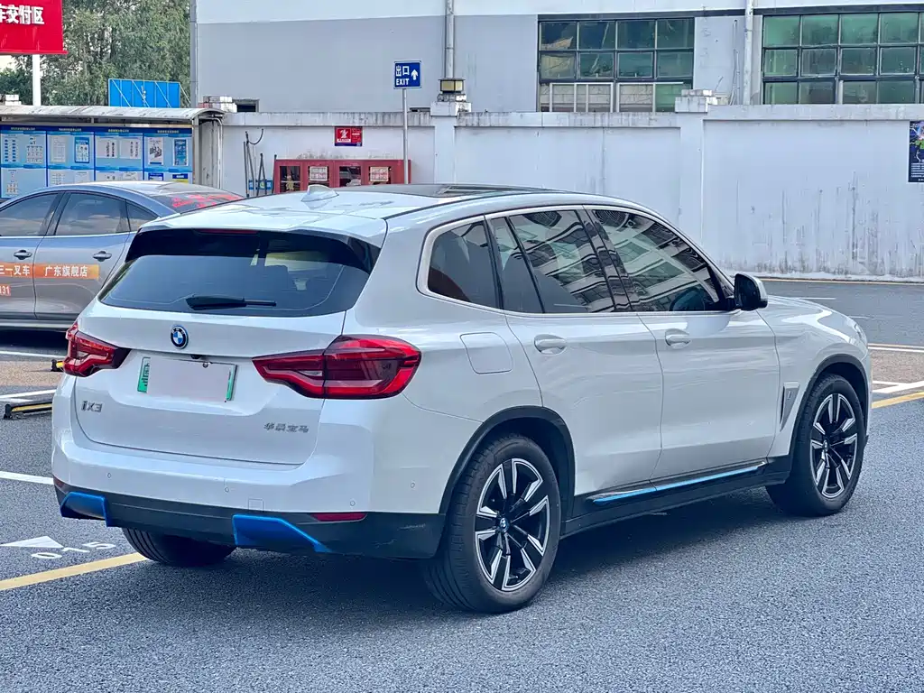 BMW iX3 — миниатюра 11