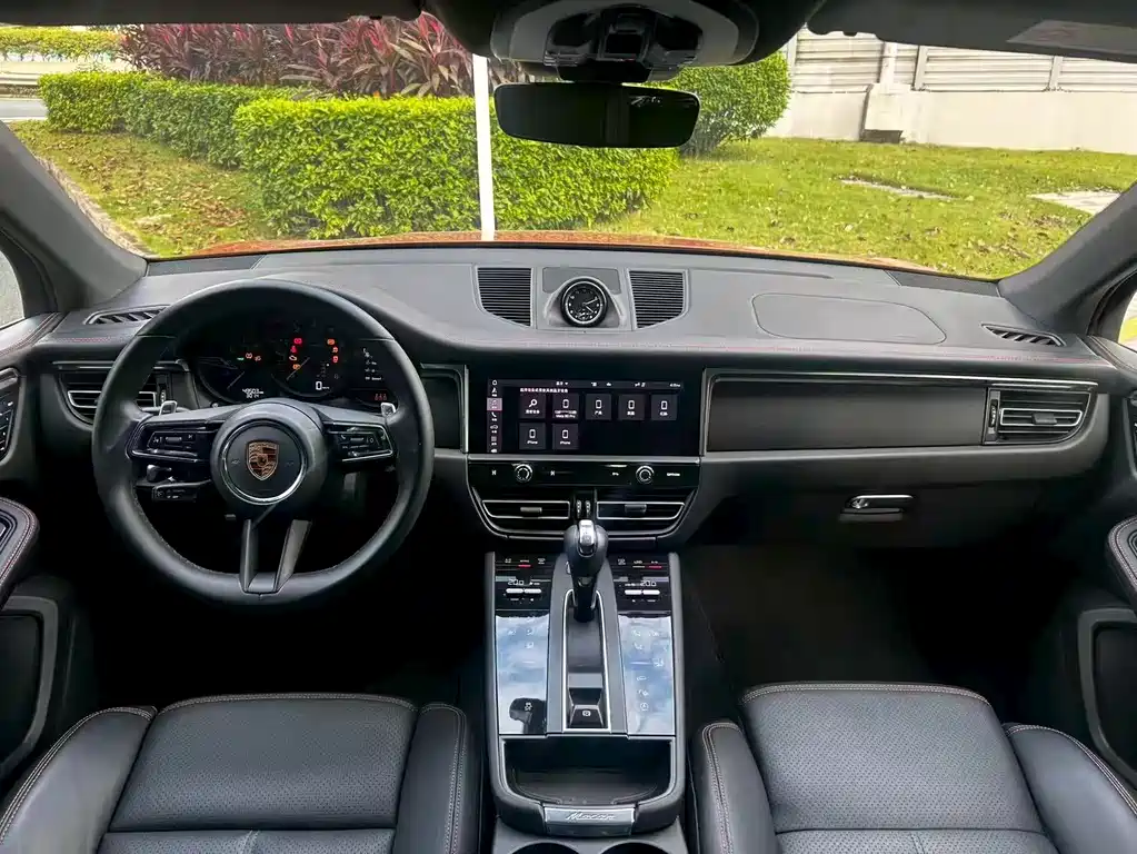 PORSCHE MACAN