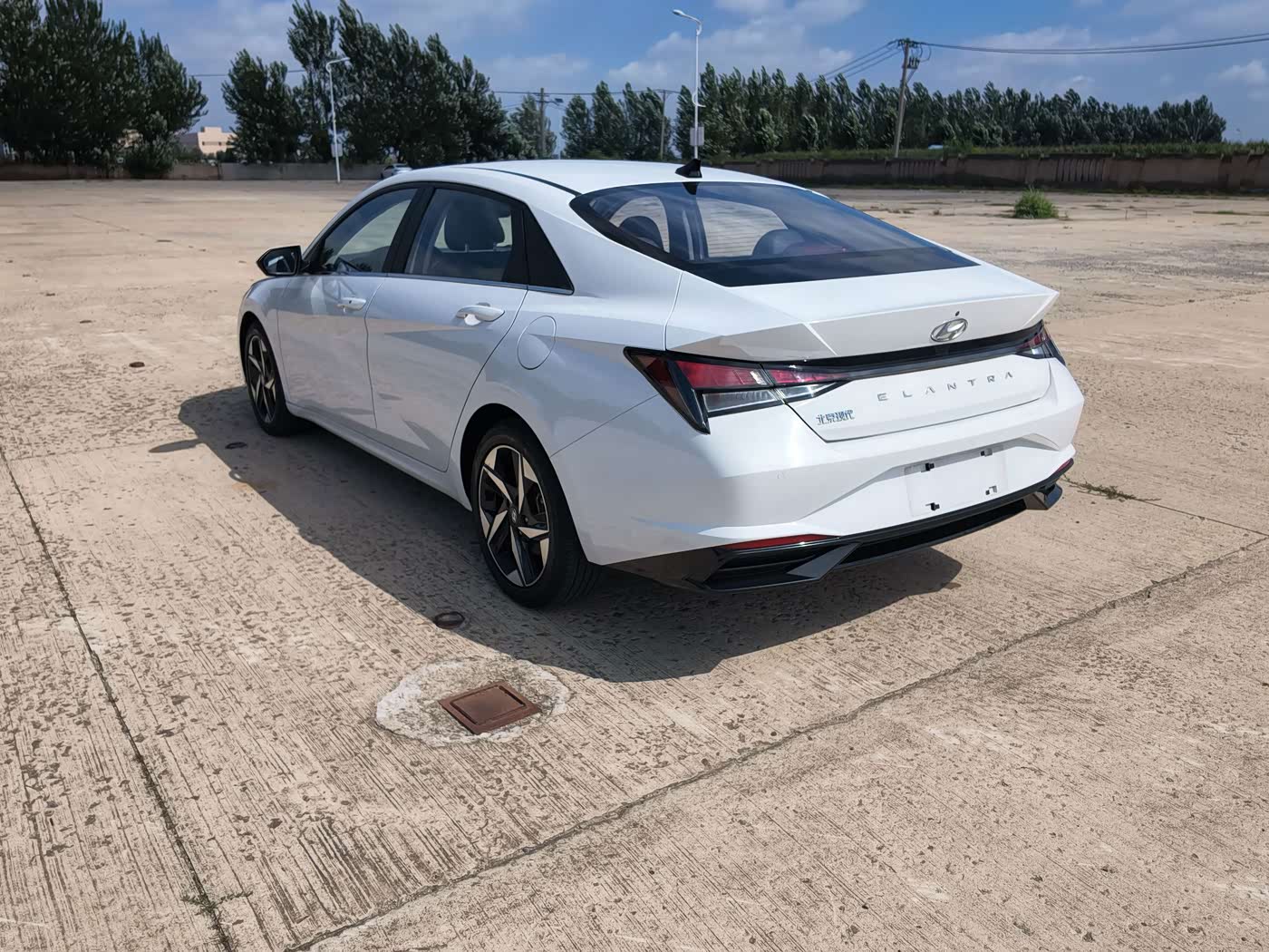 Hyundai Elantra 1.5 л 2022 г. Белый, пробег 24000 км