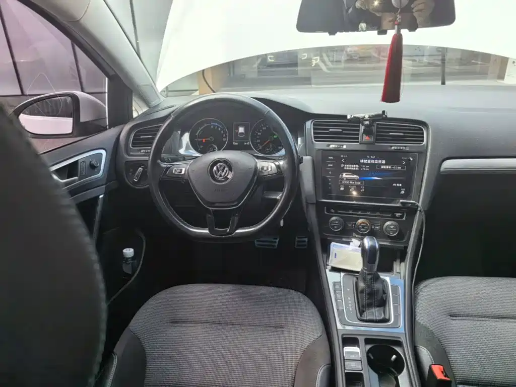 Volkswagen Golf EV — миниатюра 3