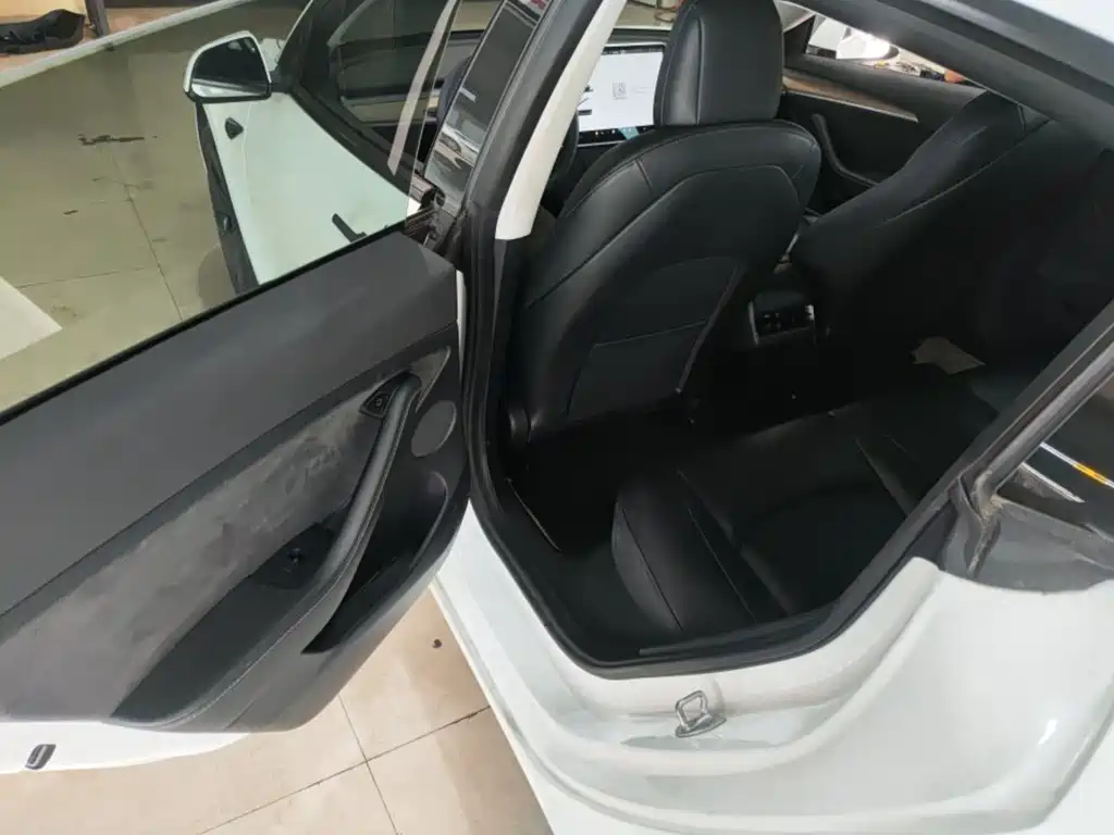 Tesla Model 3 — миниатюра 4