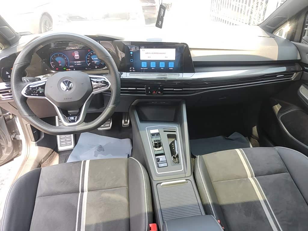 Volkswagen Golf 1.4 л 2024 г. Серебристо-серый, пробег 43200 км