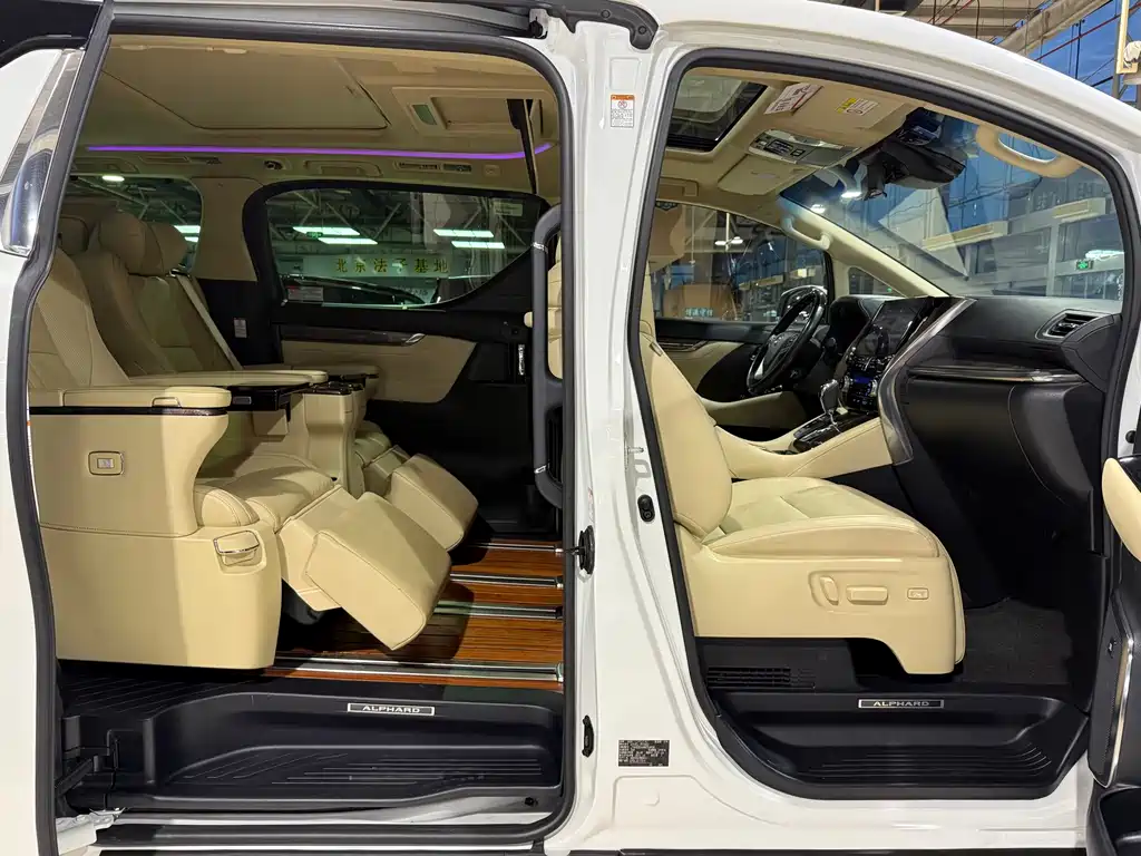 Toyota Alphard — миниатюра 12